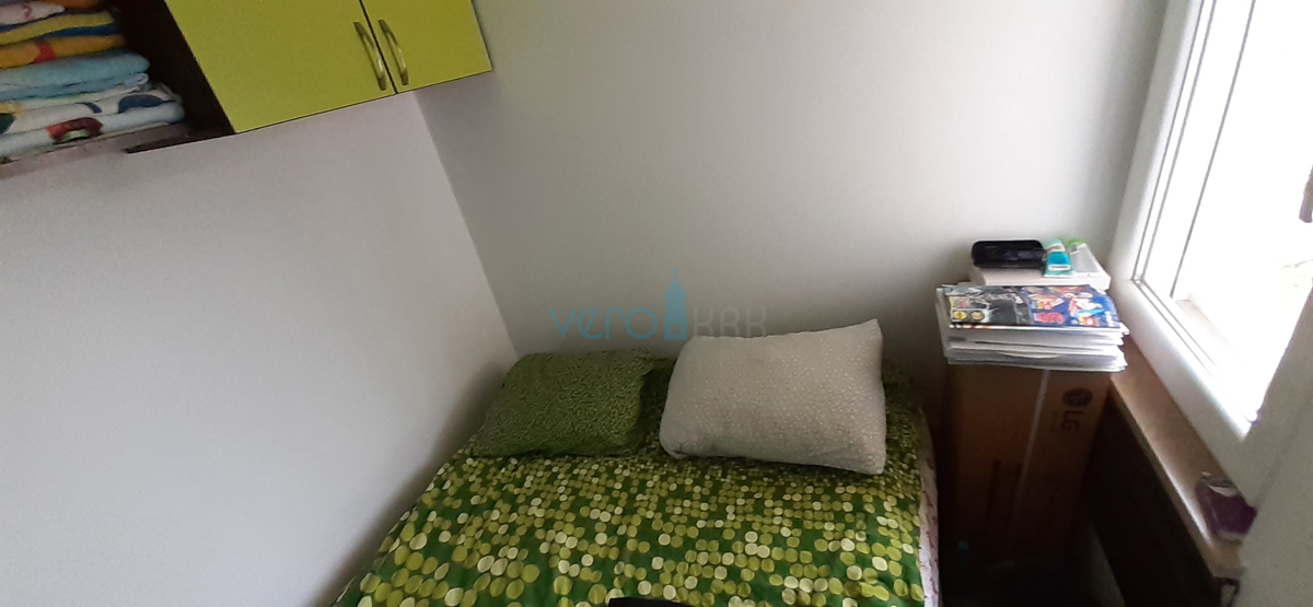 Otok Krk, mesto Krk, dvojna hiša s tremi apartmaji 400 m od morja