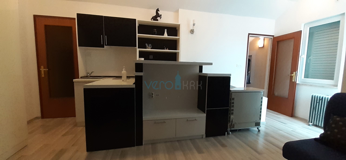 Otok Krk, mesto Krk, dvojna hiša s tremi apartmaji 400 m od morja