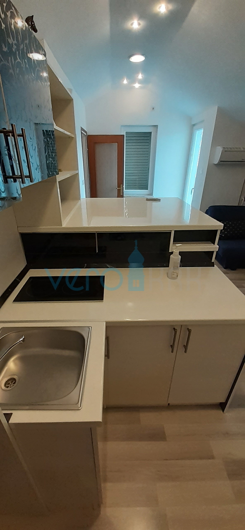 Otok Krk, mesto Krk, dvojna hiša s tremi apartmaji 400 m od morja