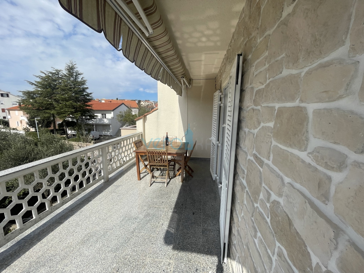 Otok Krk, mesto Krk, dvojna hiša s tremi apartmaji 400 m od morja