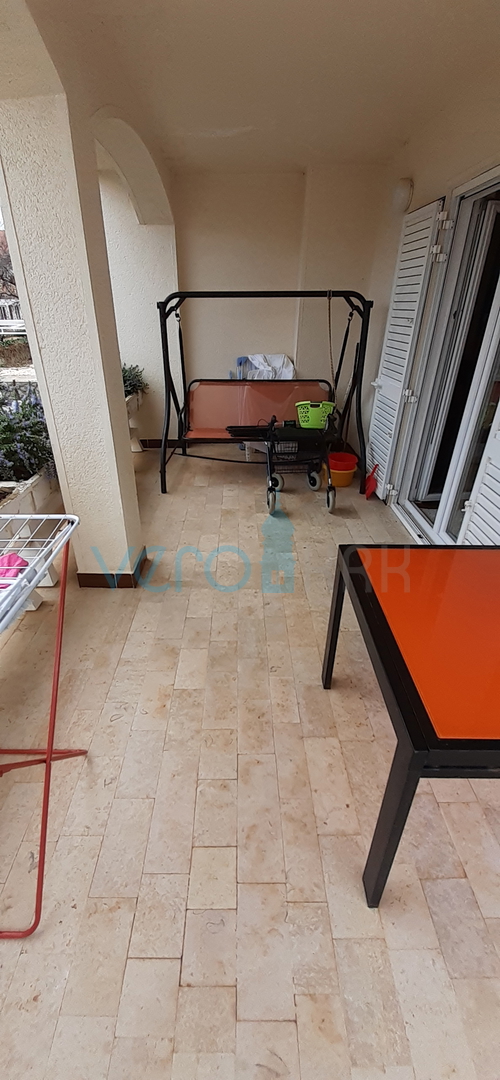 Otok Krk, mesto Krk, dvojna hiša s tremi apartmaji 400 m od morja