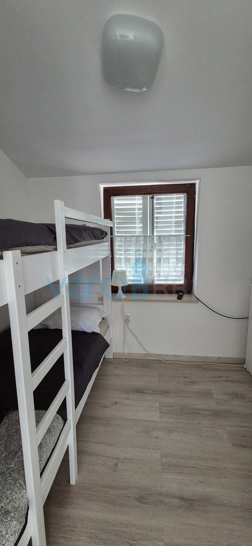 Mesto Krk, okolica, samostojna hiša s 3 apartmaji, zemljišče, pogled na morje, prodaja