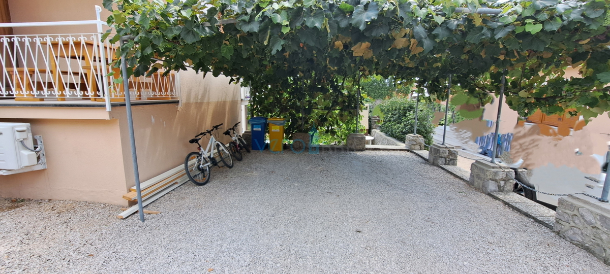 Mesto Krk, okolica, samostojna hiša s 3 apartmaji in pogledom na morje, prodaja