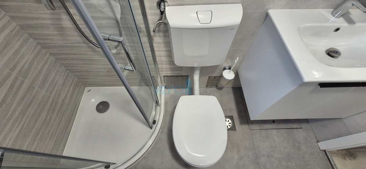 Mesto Krk, okolica, samostojna hiša s 3 apartmaji, zemljišče, pogled na morje, prodaja