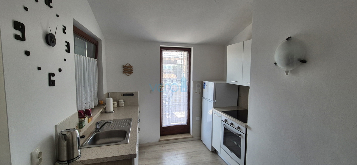 Mesto Krk, okolica, samostojna hiša s 3 apartmaji, zemljišče, pogled na morje, prodaja