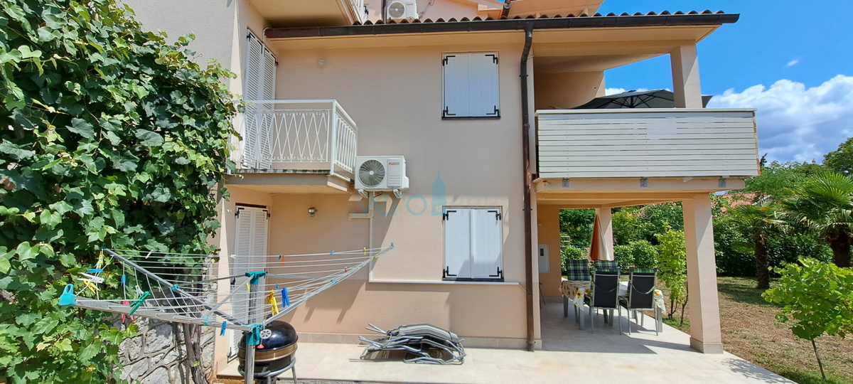 Mesto Krk, okolica, samostojna hiša s 3 apartmaji in pogledom na morje, prodaja