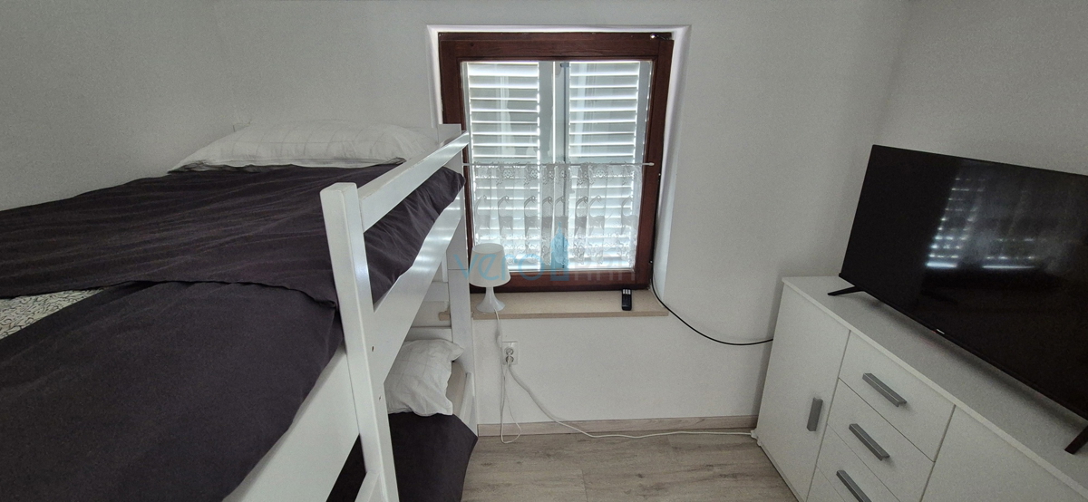 Mesto Krk, okolica, samostojna hiša s 3 apartmaji, zemljišče, pogled na morje, prodaja