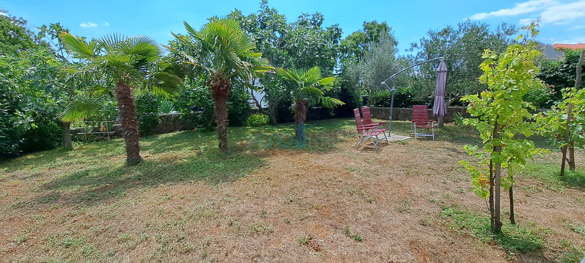 Mesto Krk, okolica, samostojna hiša s 3 apartmaji in pogledom na morje, prodaja