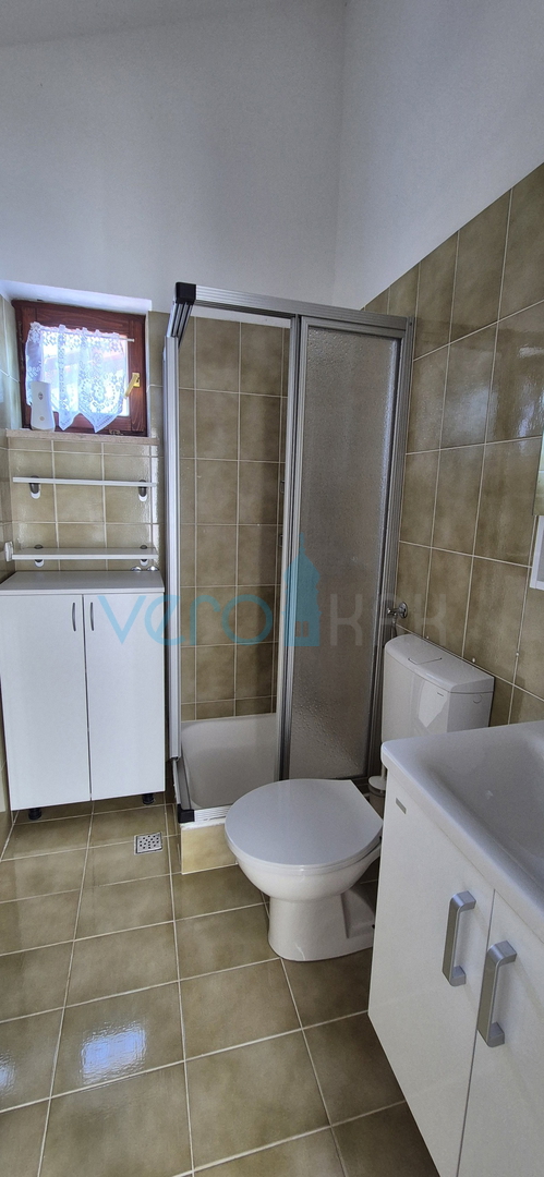 Mesto Krk, okolica, samostojna hiša s 3 apartmaji, zemljišče, pogled na morje, prodaja