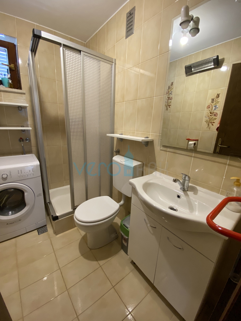 Mesto Krk, okolica, samostojna hiša s 3 apartmaji in pogledom na morje, prodaja