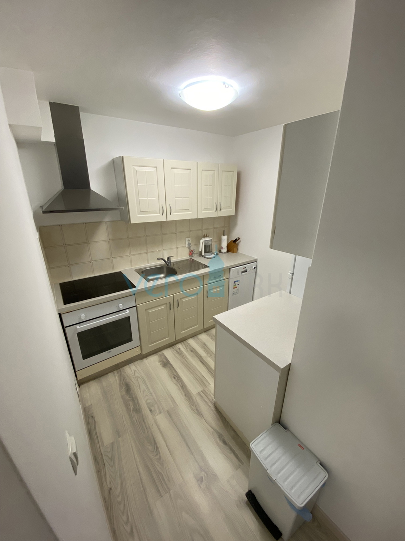 Mesto Krk, okolica, samostojna hiša s 3 apartmaji in pogledom na morje, prodaja