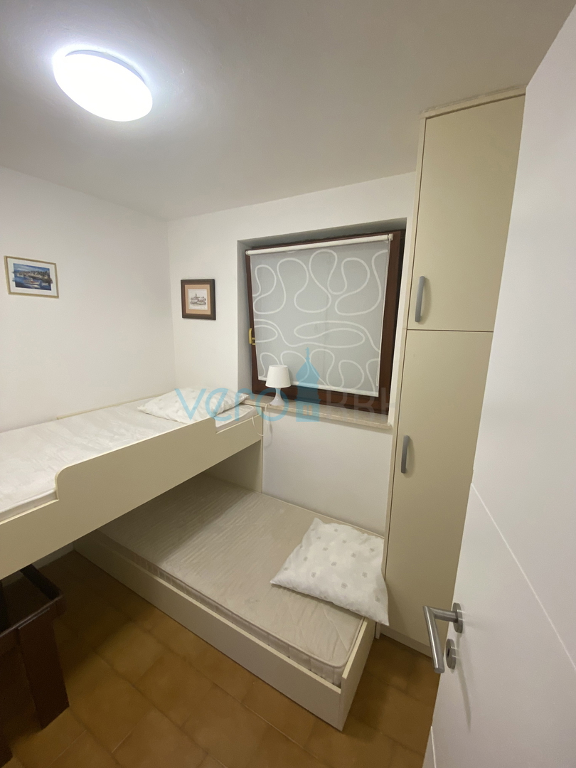 Mesto Krk, okolica, samostojna hiša s 3 apartmaji in pogledom na morje, prodaja
