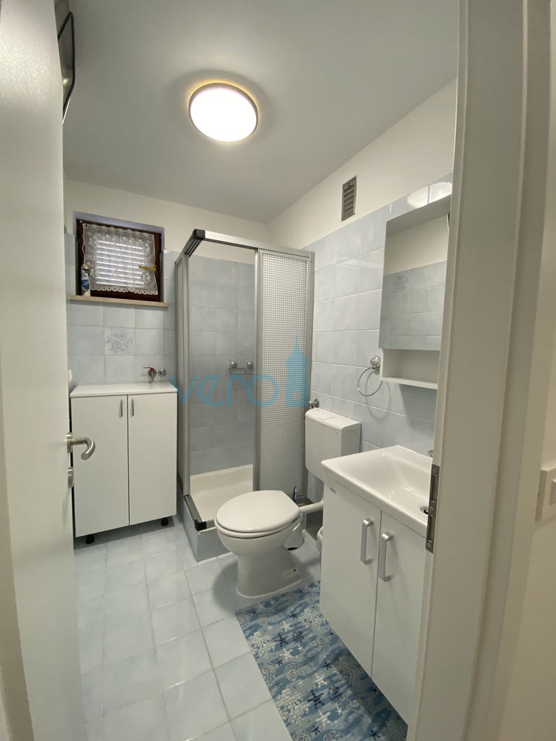 Mesto Krk, okolica, samostojna hiša s 3 apartmaji in pogledom na morje, prodaja