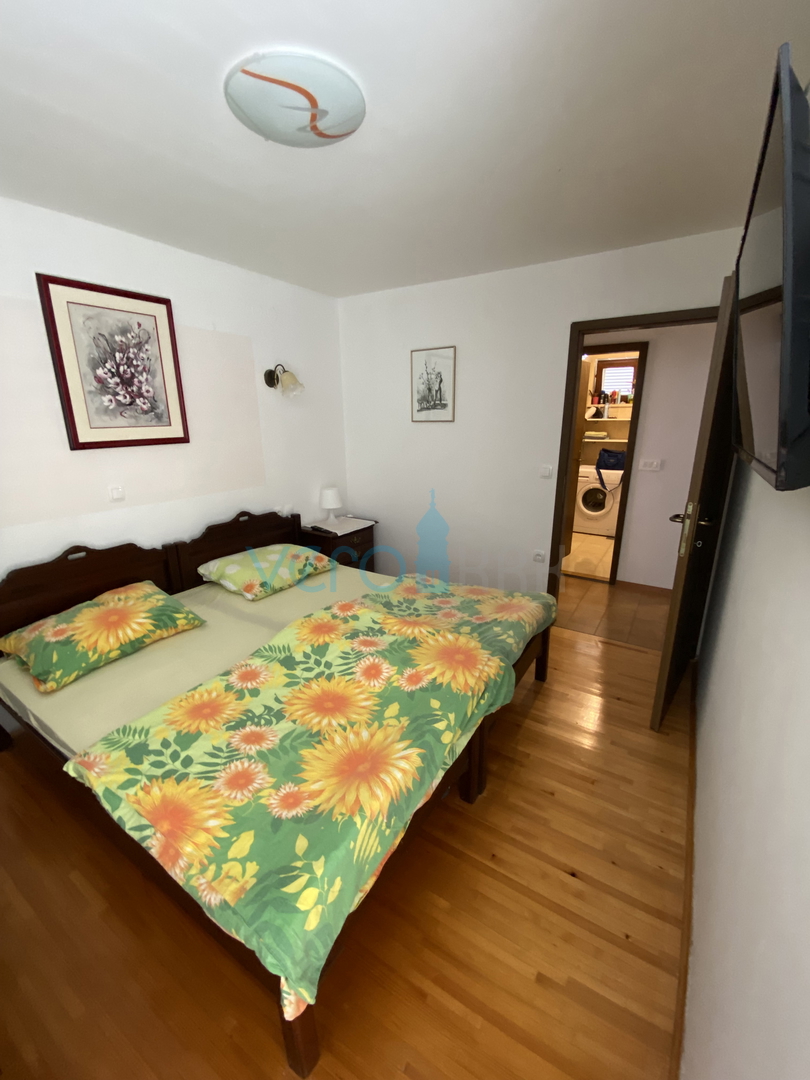 Mesto Krk, okolica, samostojna hiša s 3 apartmaji in pogledom na morje, prodaja
