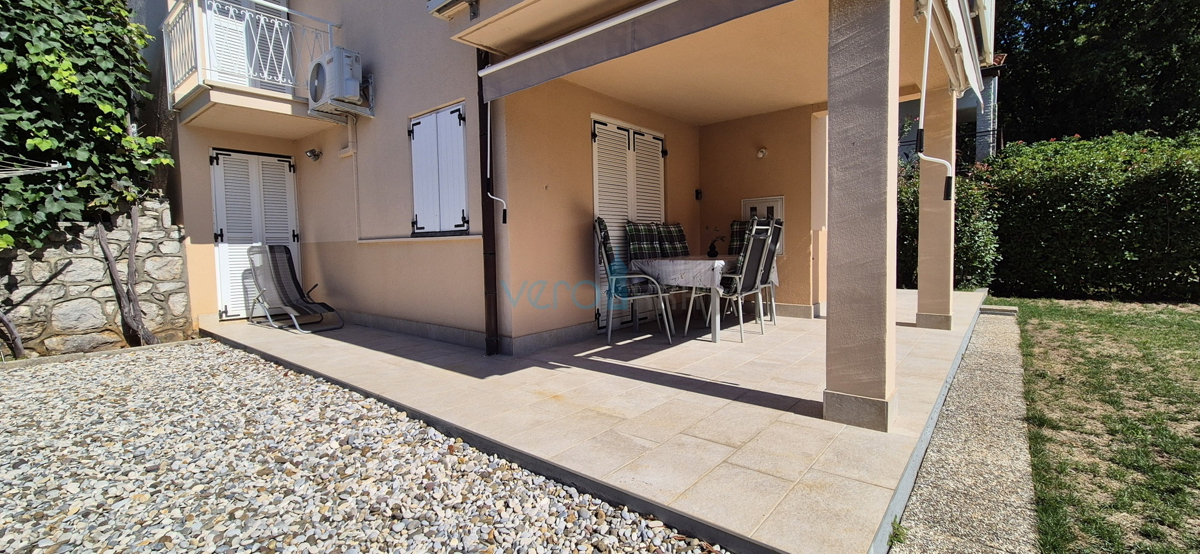 Mesto Krk, okolica, samostojna hiša s 3 apartmaji, zemljišče, pogled na morje, prodaja