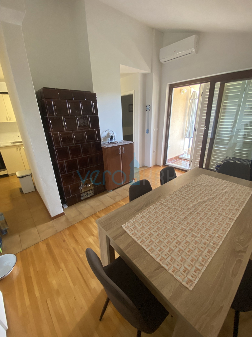 Mesto Krk, okolica, samostojna hiša s 3 apartmaji in pogledom na morje, prodaja