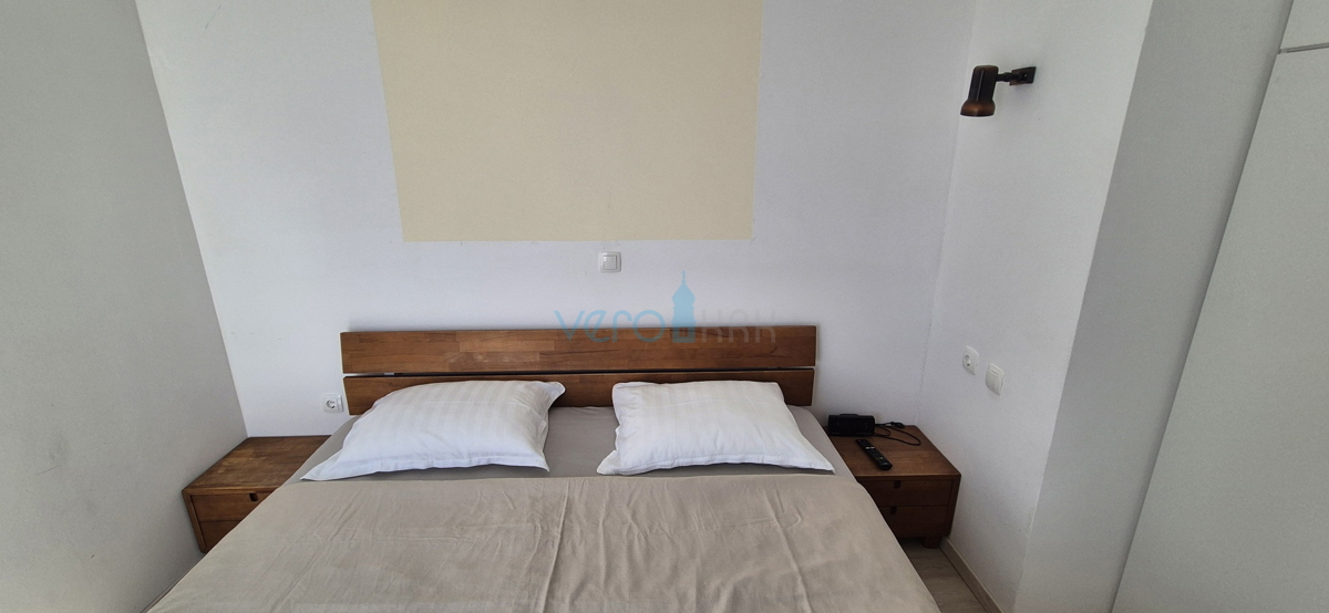 Mesto Krk, okolica, samostojna hiša s 3 apartmaji, zemljišče, pogled na morje, prodaja