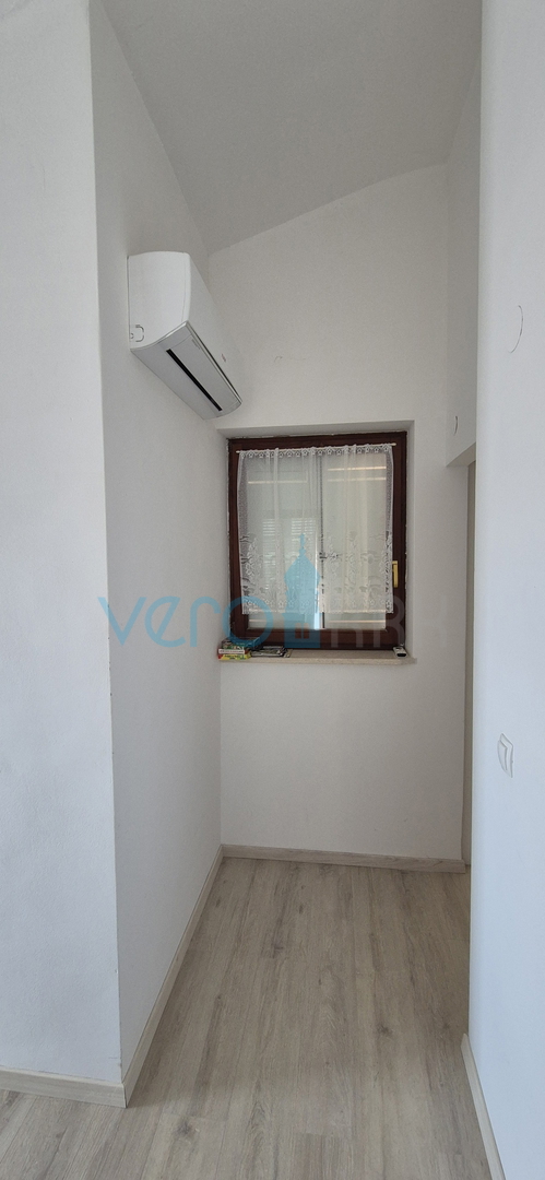 Mesto Krk, okolica, samostojna hiša s 3 apartmaji, zemljišče, pogled na morje, prodaja
