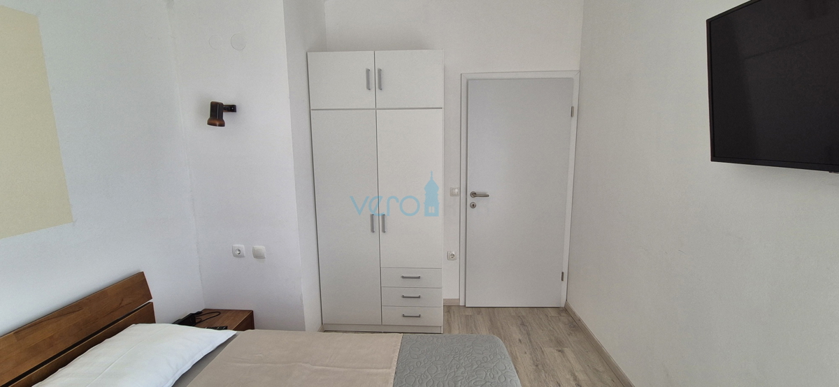 Mesto Krk, okolica, samostojna hiša s 3 apartmaji, zemljišče, pogled na morje, prodaja