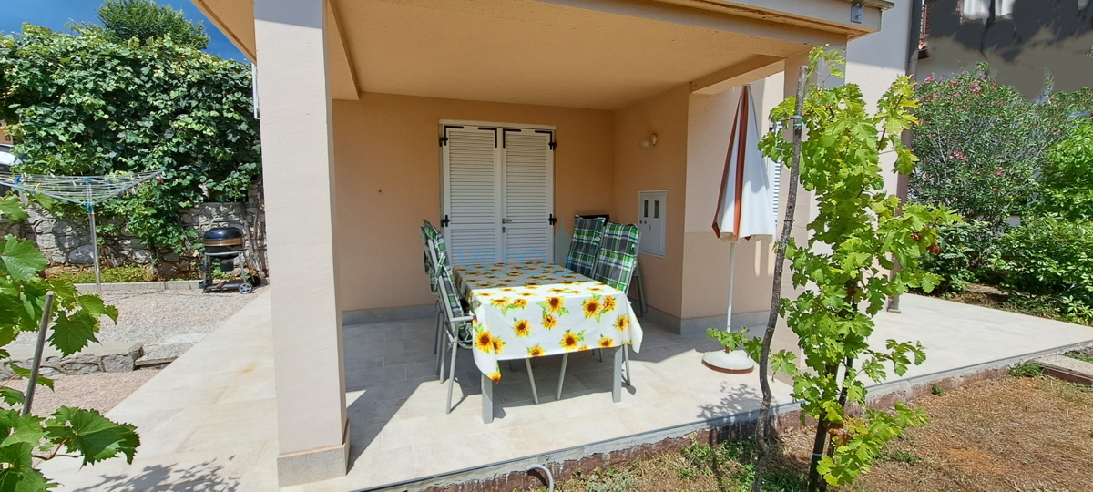 Mesto Krk, okolica, samostojna hiša s 3 apartmaji in pogledom na morje, prodaja