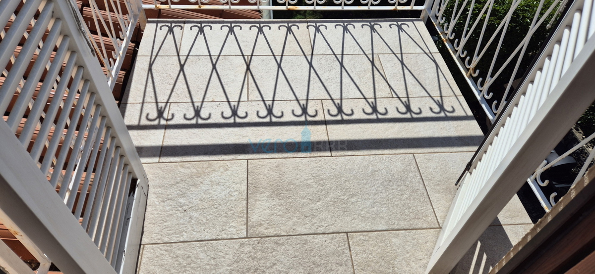 Mesto Krk, okolica, samostojna hiša s 3 apartmaji, zemljišče, pogled na morje, prodaja