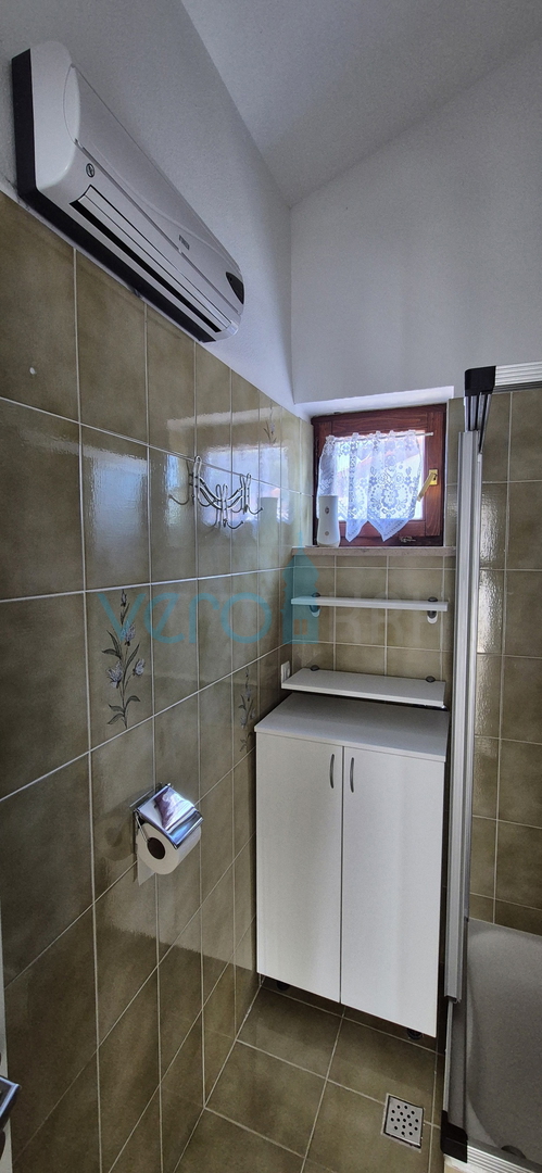 Mesto Krk, okolica, samostojna hiša s 3 apartmaji, zemljišče, pogled na morje, prodaja