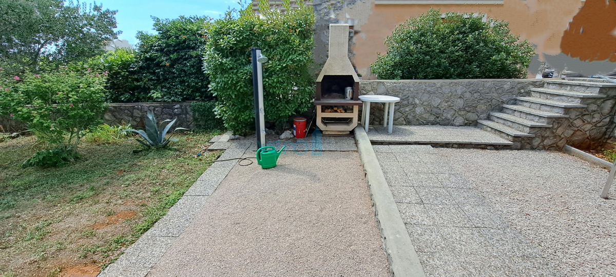 Mesto Krk, okolica, samostojna hiša s 3 apartmaji in pogledom na morje, prodaja
