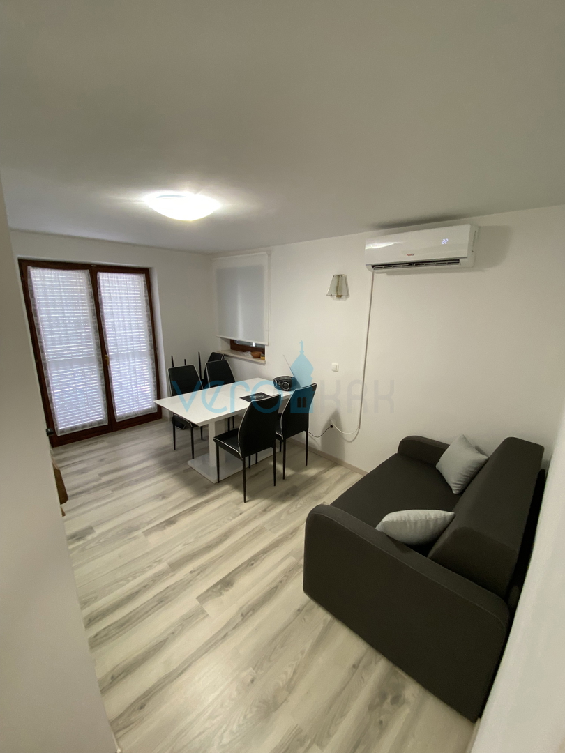 Mesto Krk, okolica, samostojna hiša s 3 apartmaji in pogledom na morje, prodaja