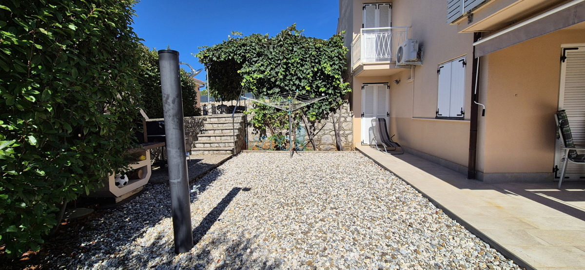 Mesto Krk, okolica, samostojna hiša s 3 apartmaji, zemljišče, pogled na morje, prodaja