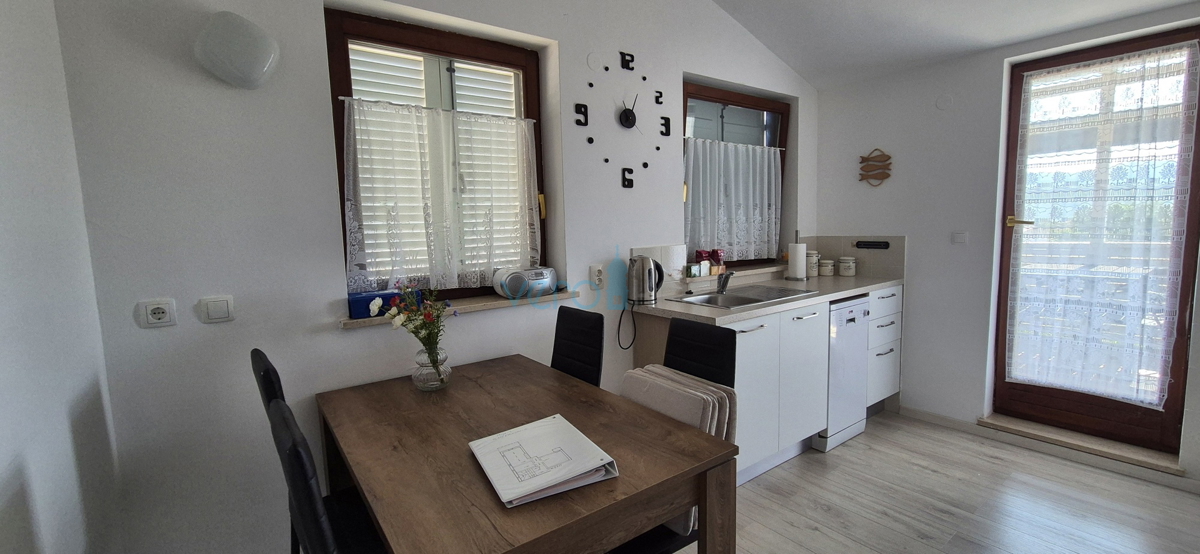 Mesto Krk, okolica, samostojna hiša s 3 apartmaji, zemljišče, pogled na morje, prodaja