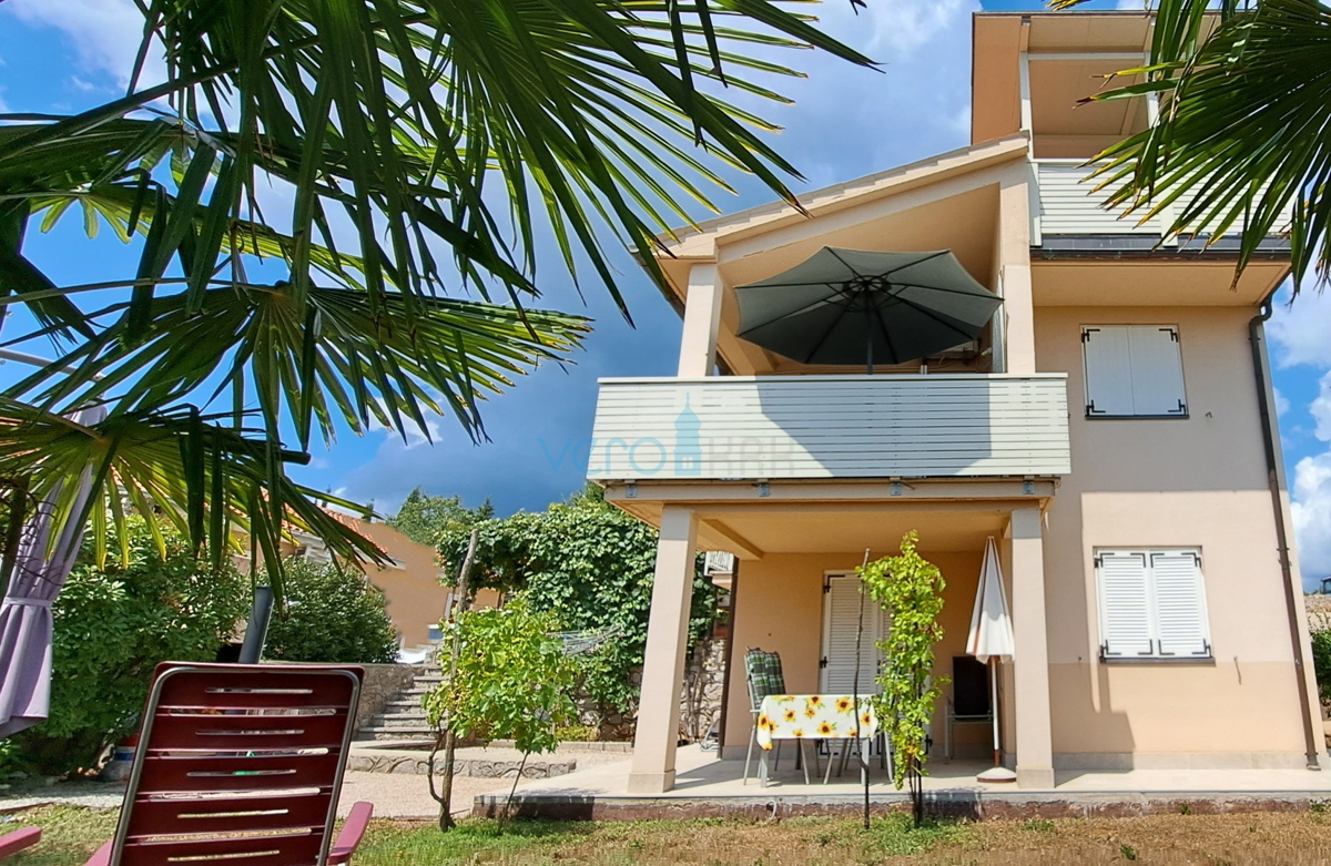 Mesto Krk, okolica, samostojna hiša s 3 apartmaji in pogledom na morje, prodaja