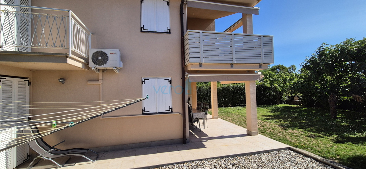 Mesto Krk, okolica, samostojna hiša s 3 apartmaji, zemljišče, pogled na morje, prodaja