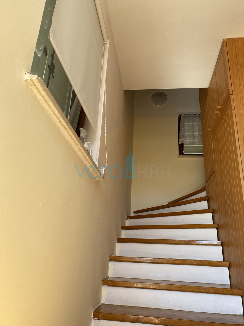 Mesto Krk, okolica, samostojna hiša s 3 apartmaji in pogledom na morje, prodaja
