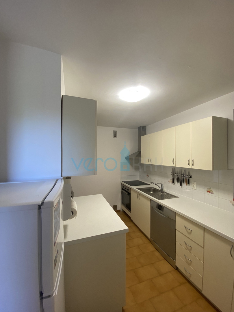 Mesto Krk, okolica, samostojna hiša s 3 apartmaji in pogledom na morje, prodaja