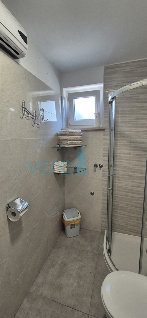 Mesto Krk, okolica, samostojna hiša s 3 apartmaji, zemljišče, pogled na morje, prodaja