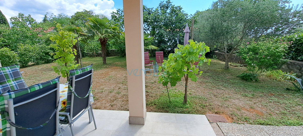 Mesto Krk, okolica, samostojna hiša s 3 apartmaji in pogledom na morje, prodaja