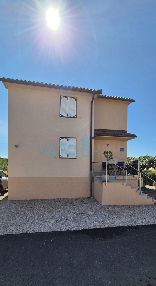 Mesto Krk, okolica, samostojna hiša s 3 apartmaji, zemljišče, pogled na morje, prodaja
