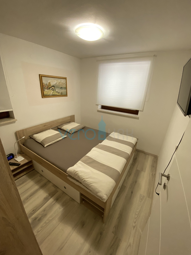 Mesto Krk, okolica, samostojna hiša s 3 apartmaji in pogledom na morje, prodaja