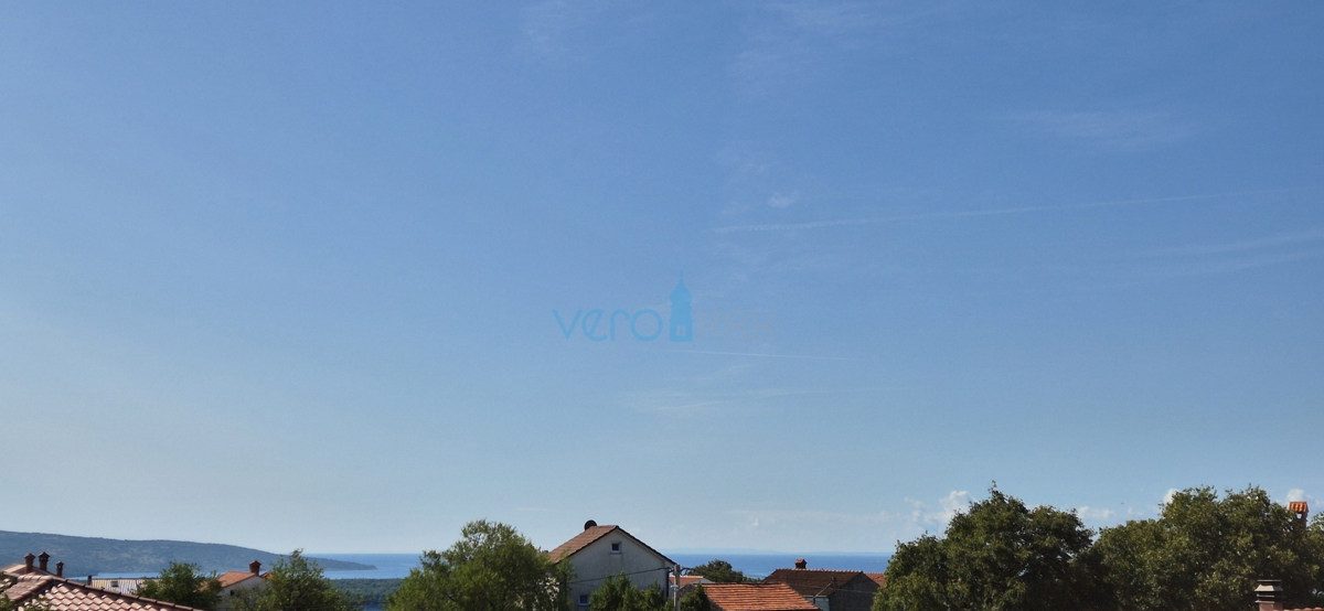 Mesto Krk, okolica, samostojna hiša s 3 apartmaji, zemljišče, pogled na morje, prodaja
