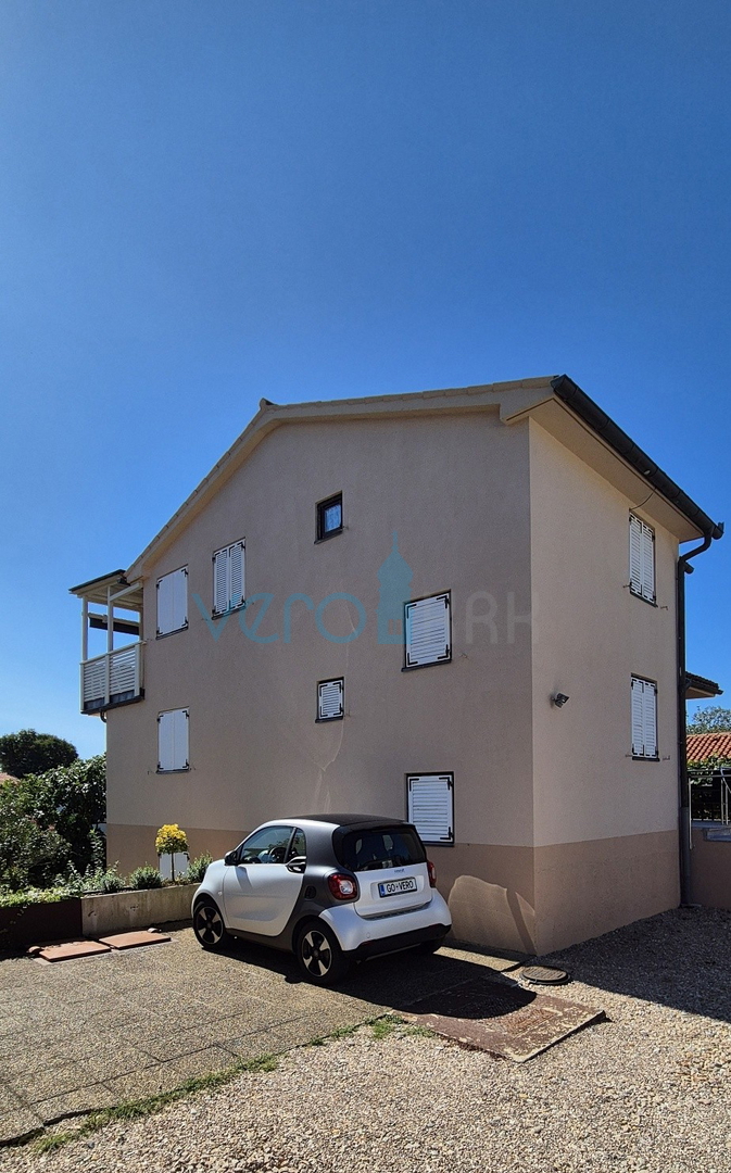 Mesto Krk, okolica, samostojna hiša s 3 apartmaji, zemljišče, pogled na morje, prodaja