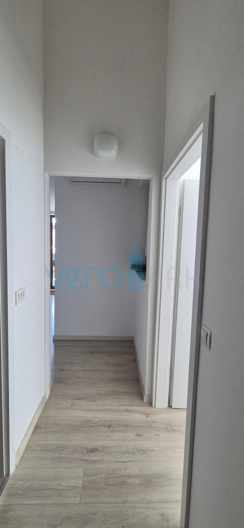 Mesto Krk, okolica, samostojna hiša s 3 apartmaji, zemljišče, pogled na morje, prodaja