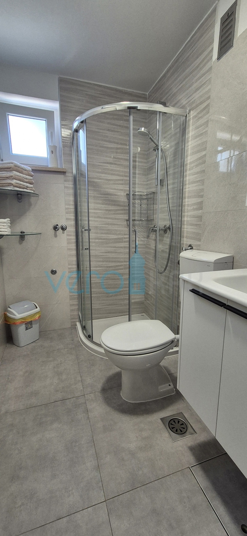 Mesto Krk, okolica, samostojna hiša s 3 apartmaji, zemljišče, pogled na morje, prodaja