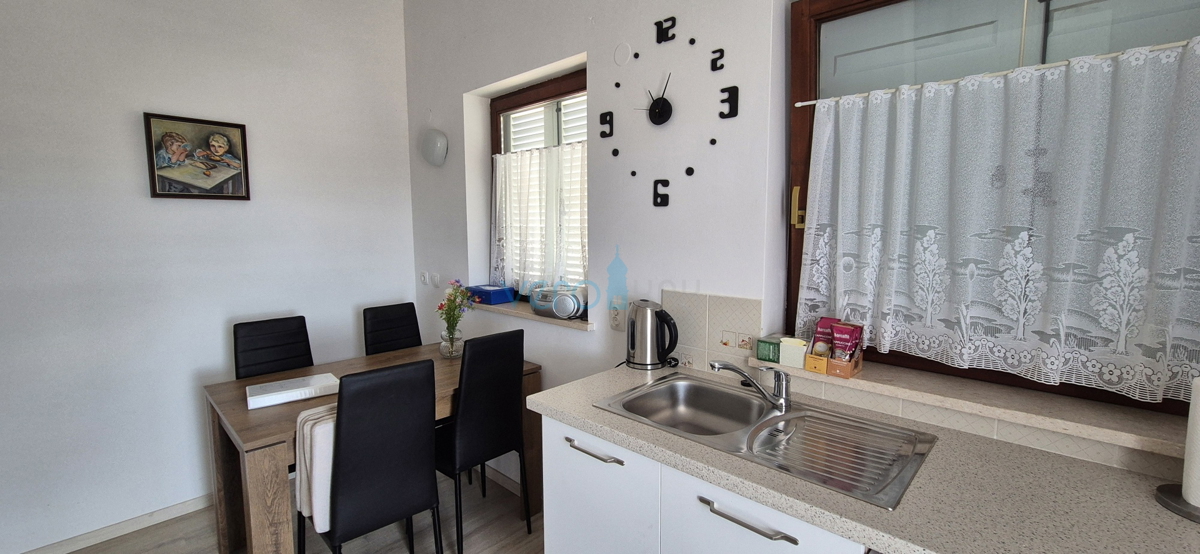 Mesto Krk, okolica, samostojna hiša s 3 apartmaji, zemljišče, pogled na morje, prodaja
