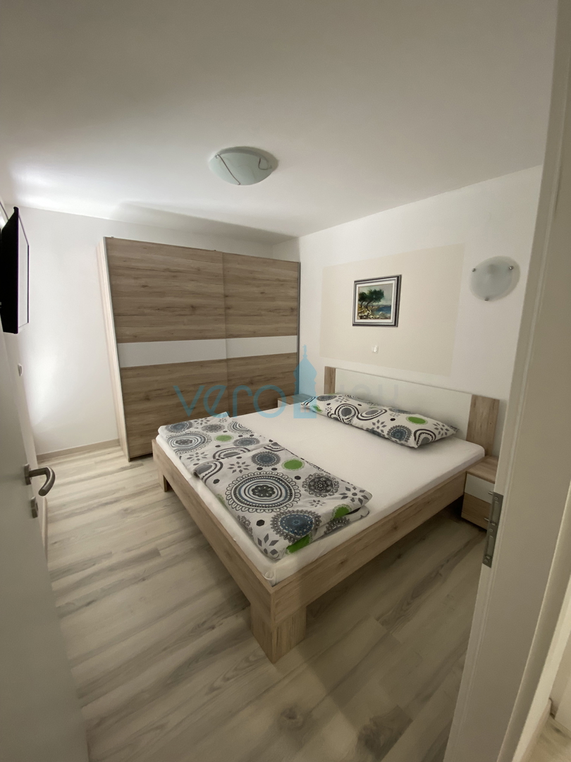 Mesto Krk, okolica, samostojna hiša s 3 apartmaji in pogledom na morje, prodaja