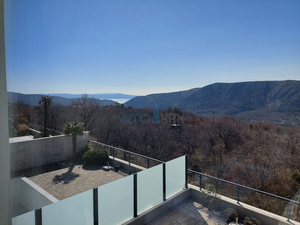 Crikvenica, zaledje - urbana vila z bazenom, prodaja