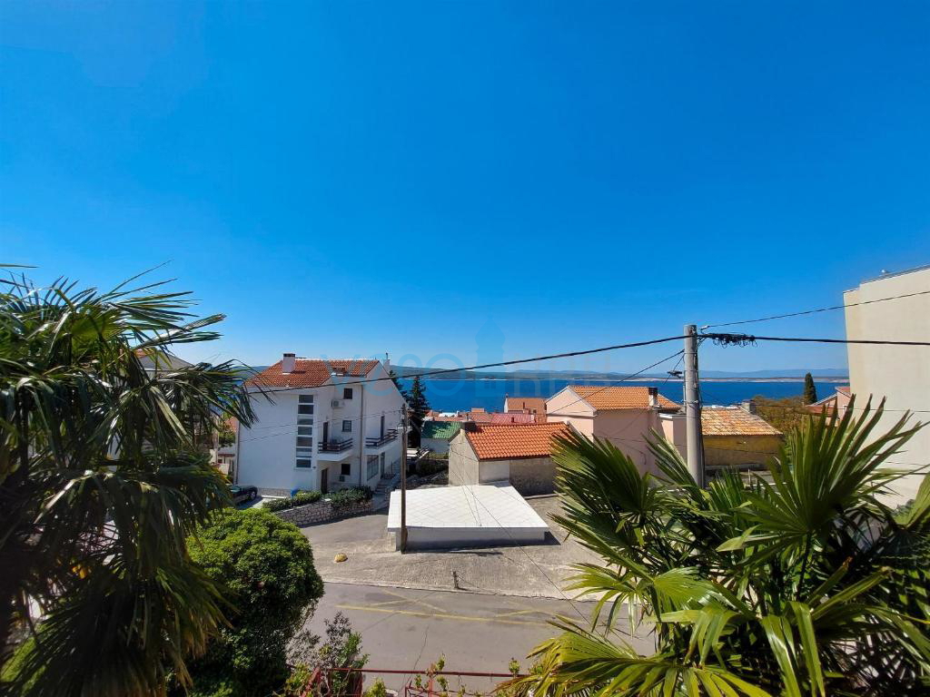 Crikvenica, etaža hiše s terasami in garažo, 300m do plaže in centra, prodamo