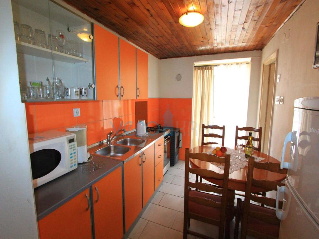 Crikvenica, etaža hiše s terasami in garažo, 300m do plaže in centra, prodamo