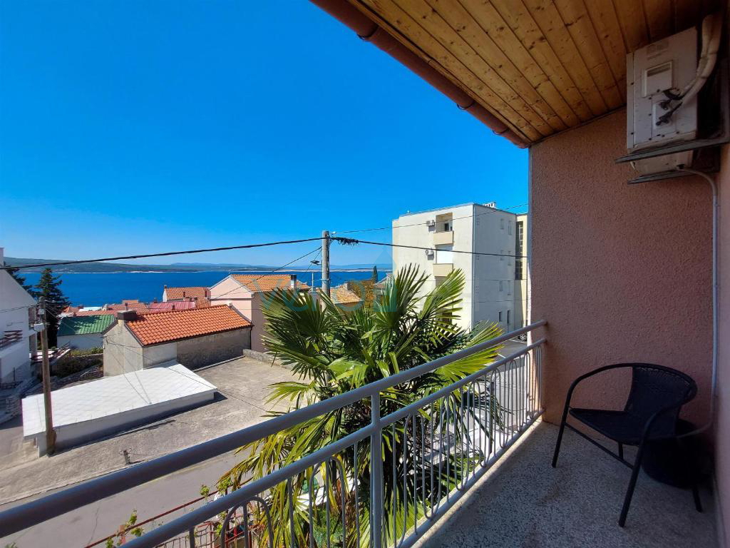 Crikvenica, etaža hiše s terasami in garažo, 300m do plaže in centra, prodamo