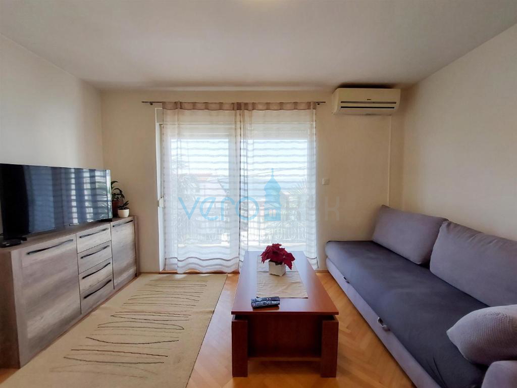 Crikvenica, etaža hiše s terasami in garažo, 300m do plaže in centra, prodamo