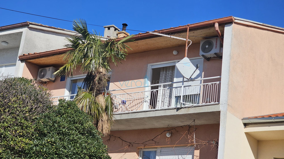 Crikvenica, etaža hiše s terasami in garažo, 300m do plaže in centra, prodamo